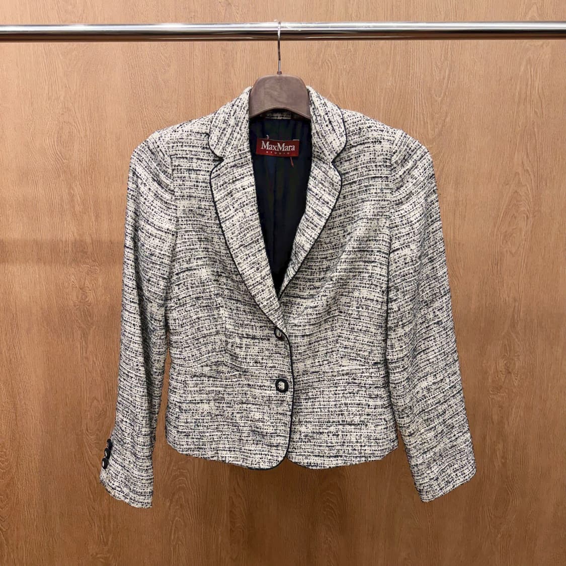 막스마라 트위드 자켓 블랙 파이핑 라인 싱글 버튼 디테일 슬림핏 아이보리 상품이미지2