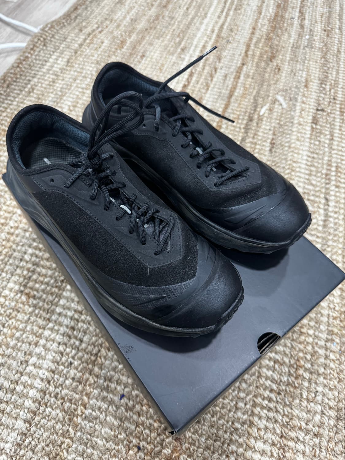 해칭룸 데상트 트레일 러닝화 블랙 280 상품이미지1