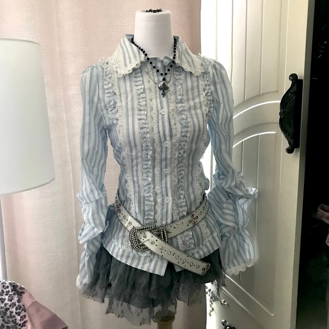 페미닌 블루 스트라이프 프릴 블라우스 + 벨트 코디 상품이미지2