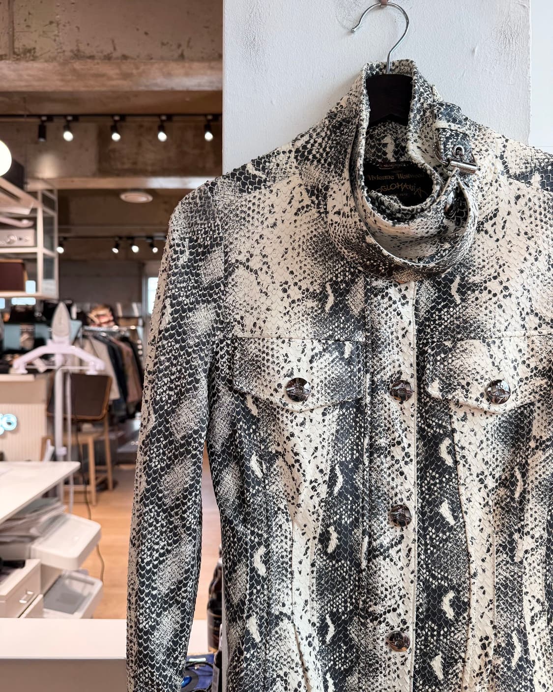 비비안 웨스트우드 옐로우 스네이크스킨 프린팅 램스킨 자켓  상품이미지4