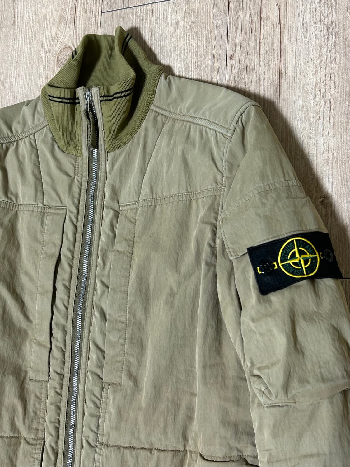 스톤아일랜드 카키 봄버 자켓 상품이미지2