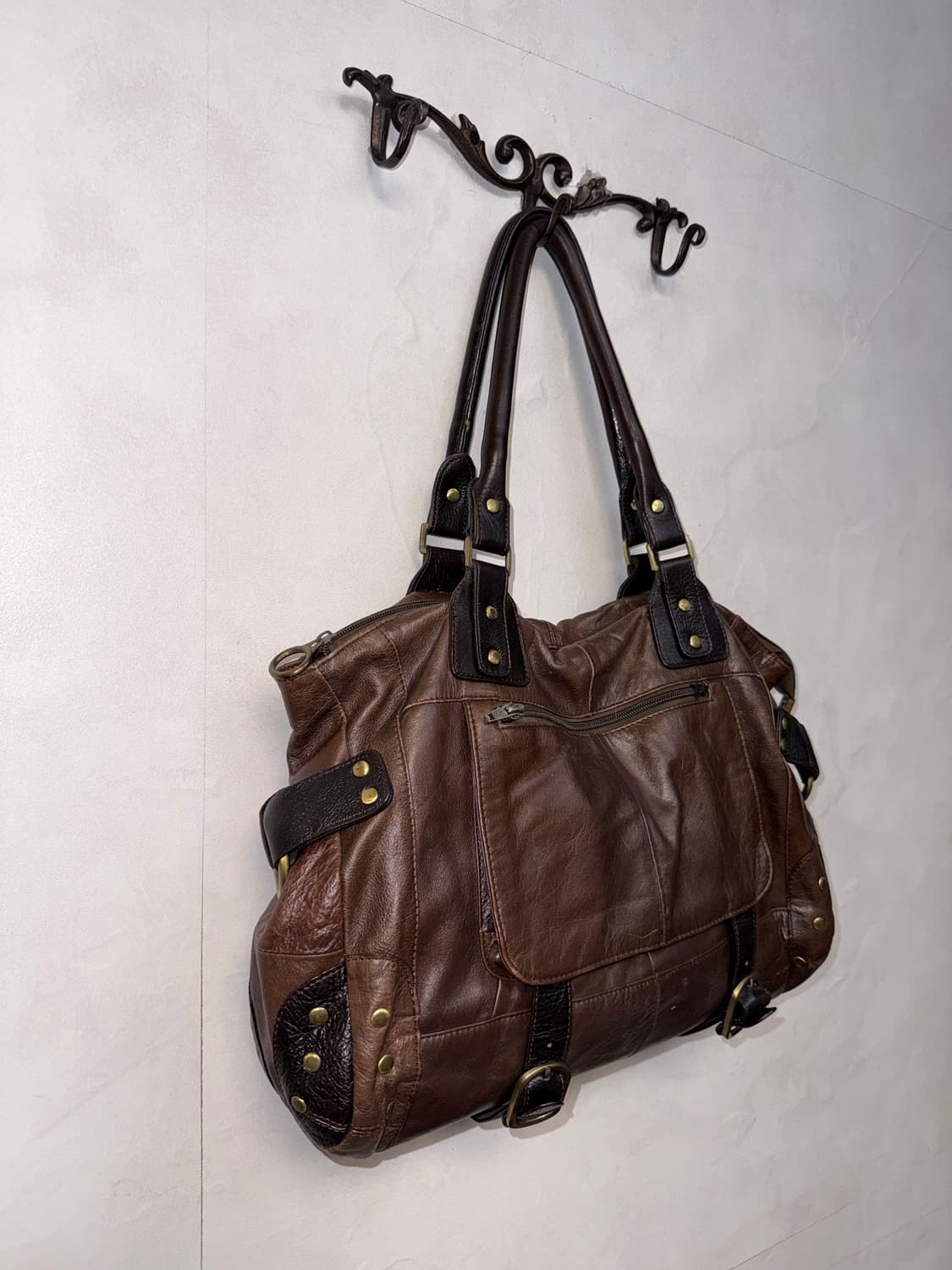Brown stud buckled leather shoulder bag 상품이미지2
