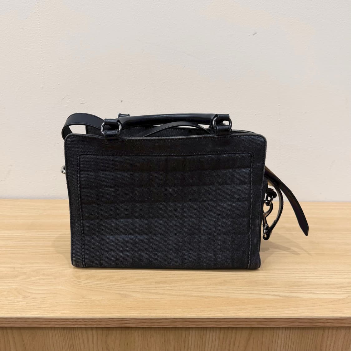 디젤 토트 숄더백 퀼팅 패턴 투웨이 스트랩 지퍼 수납 디테일 블랙 상품이미지2