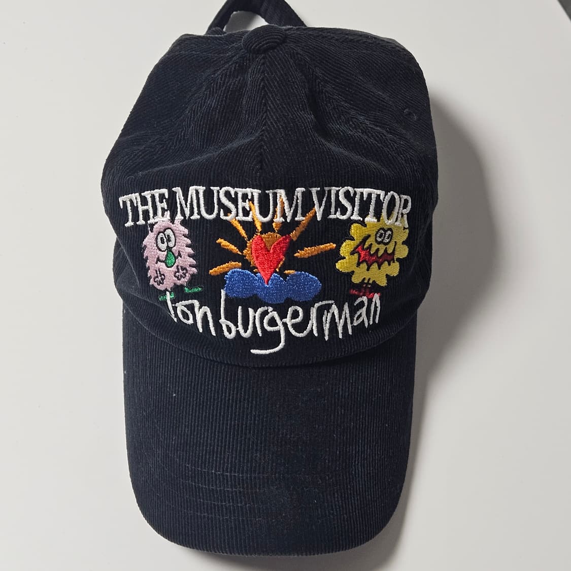 더뮤지엄비지터 존 버거맨 볼캡 상품이미지1