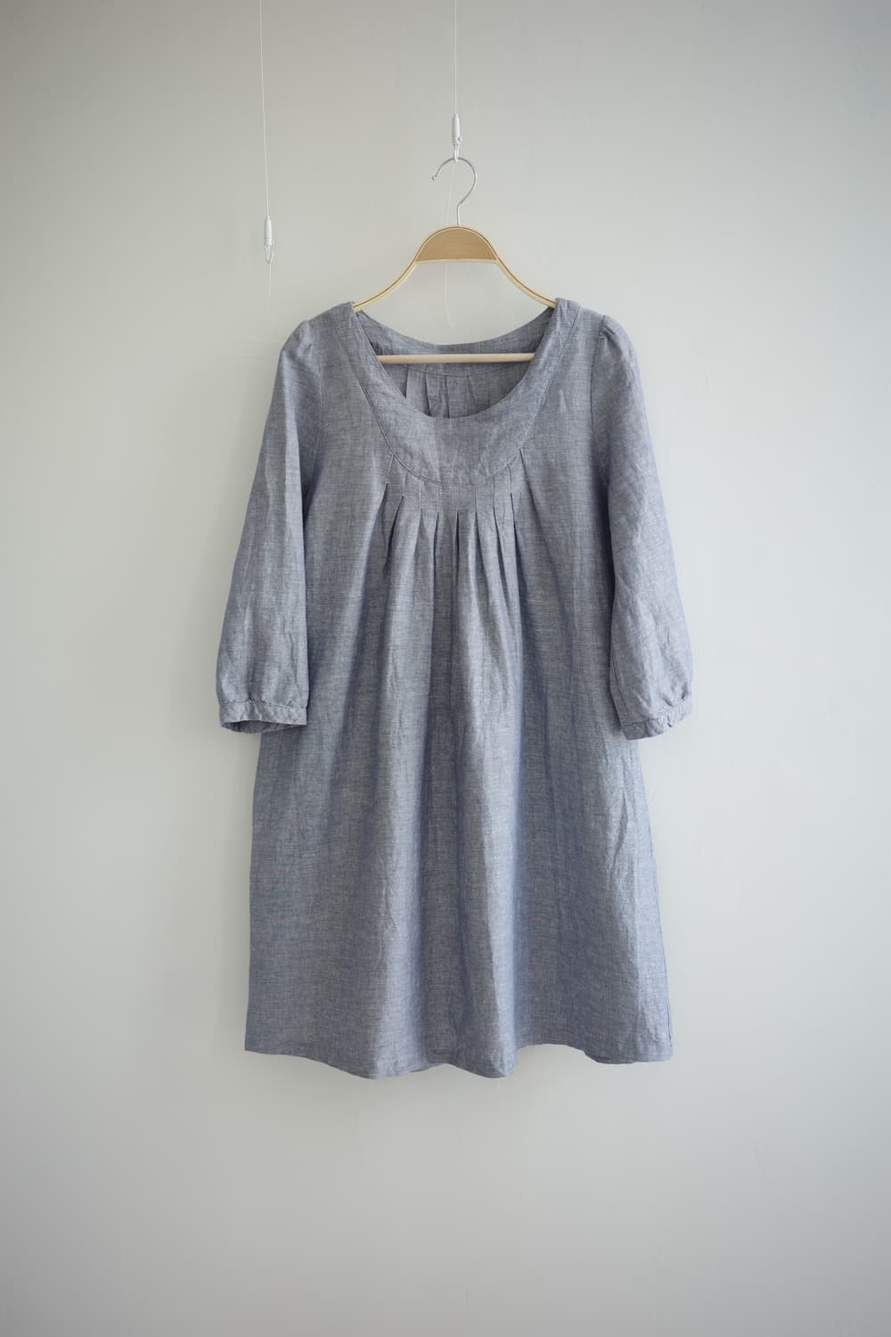 ROUX-BRIQUE 
• 네이비 선염 린넨 핀턱 원피스 상품이미지2