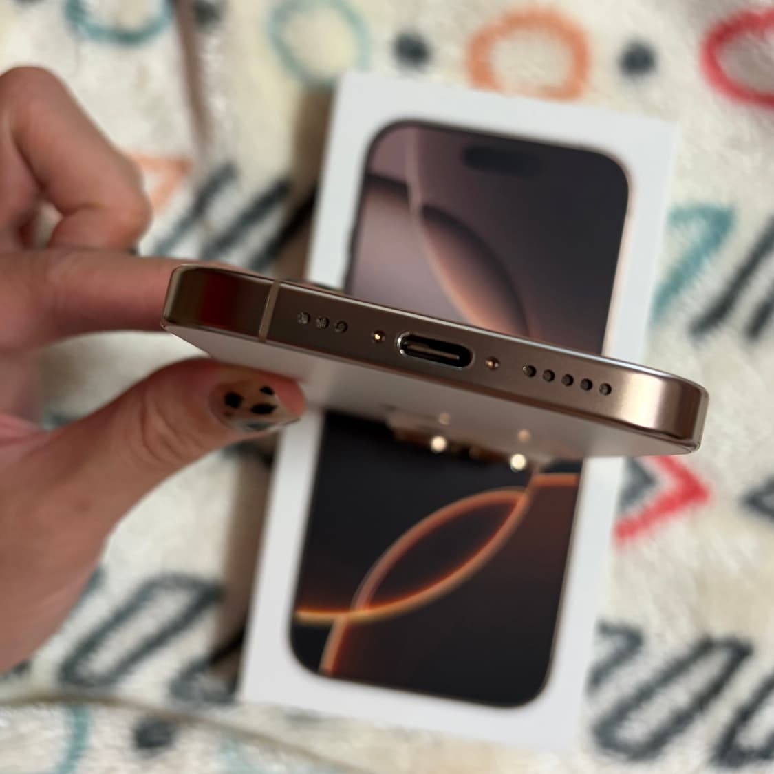 아이폰16pro 256GB 데저트티타늄 상품이미지4
