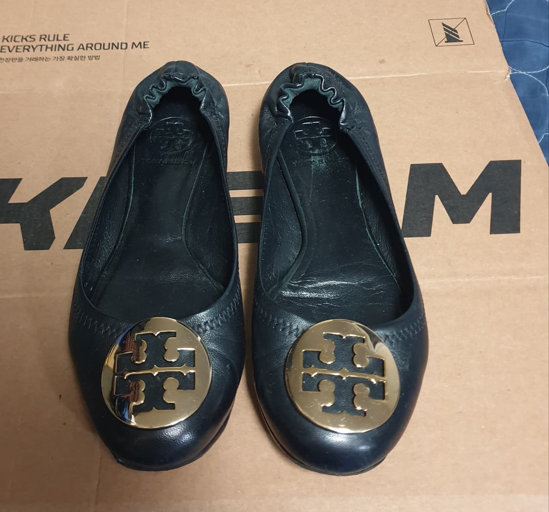 토리버치 금장빅로고 트래블 발렛 플랙슈즈 블랙 (230) 상품이미지1