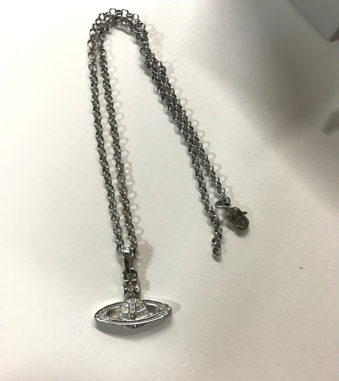 비비안웨스트우드 바스 릴리프 목걸이 실버 상품이미지2