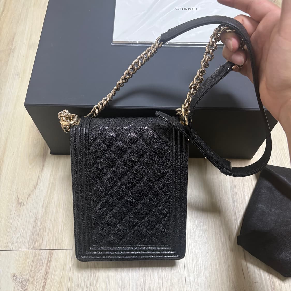 [백화점판/새상품급] 샤넬 캐비어 보이 플랩 사첼 백 상품이미지4