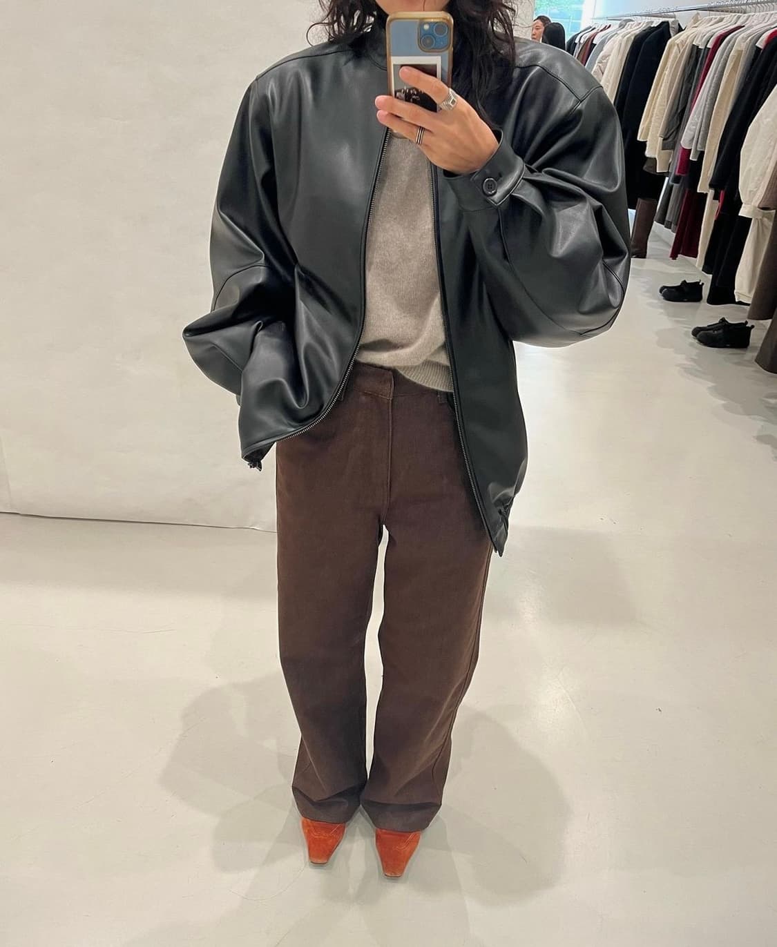 아모멘토 익스크루시브 24fw하이넥 비건 레더 블루종 상품이미지4