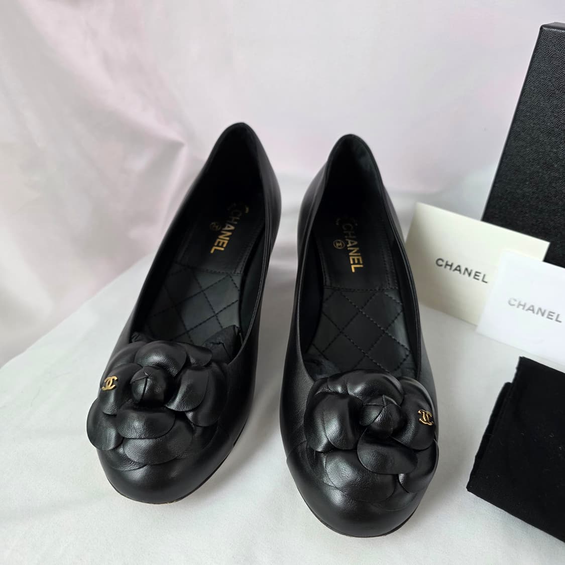 [정품 CHANEL] 샤넬 까멜리아 펌프스 구두 37 블랙 풀박스 상품이미지2