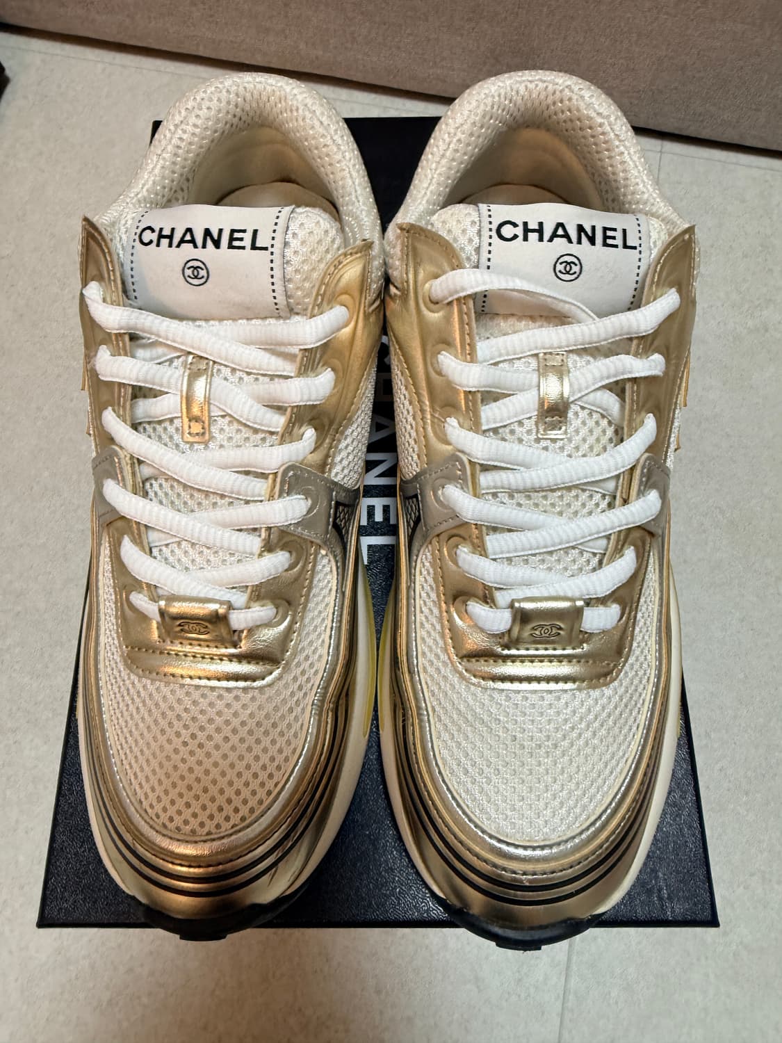 샤식스. 샤넬 스니커즈 37.5 white gold silver 상품이미지3