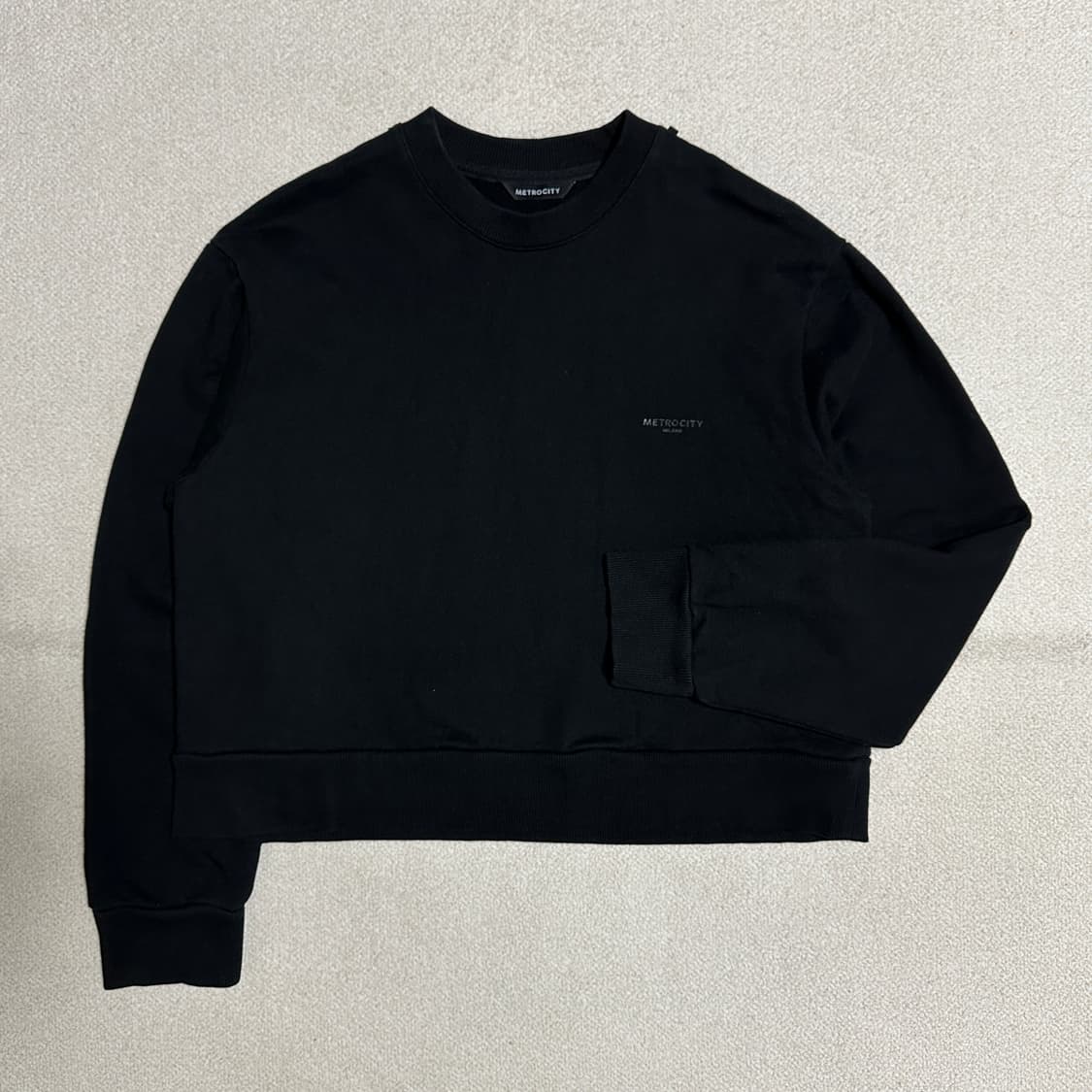 메트로시티 체인 목걸이 포인트 크롭 스웨트셔츠 상품이미지1
