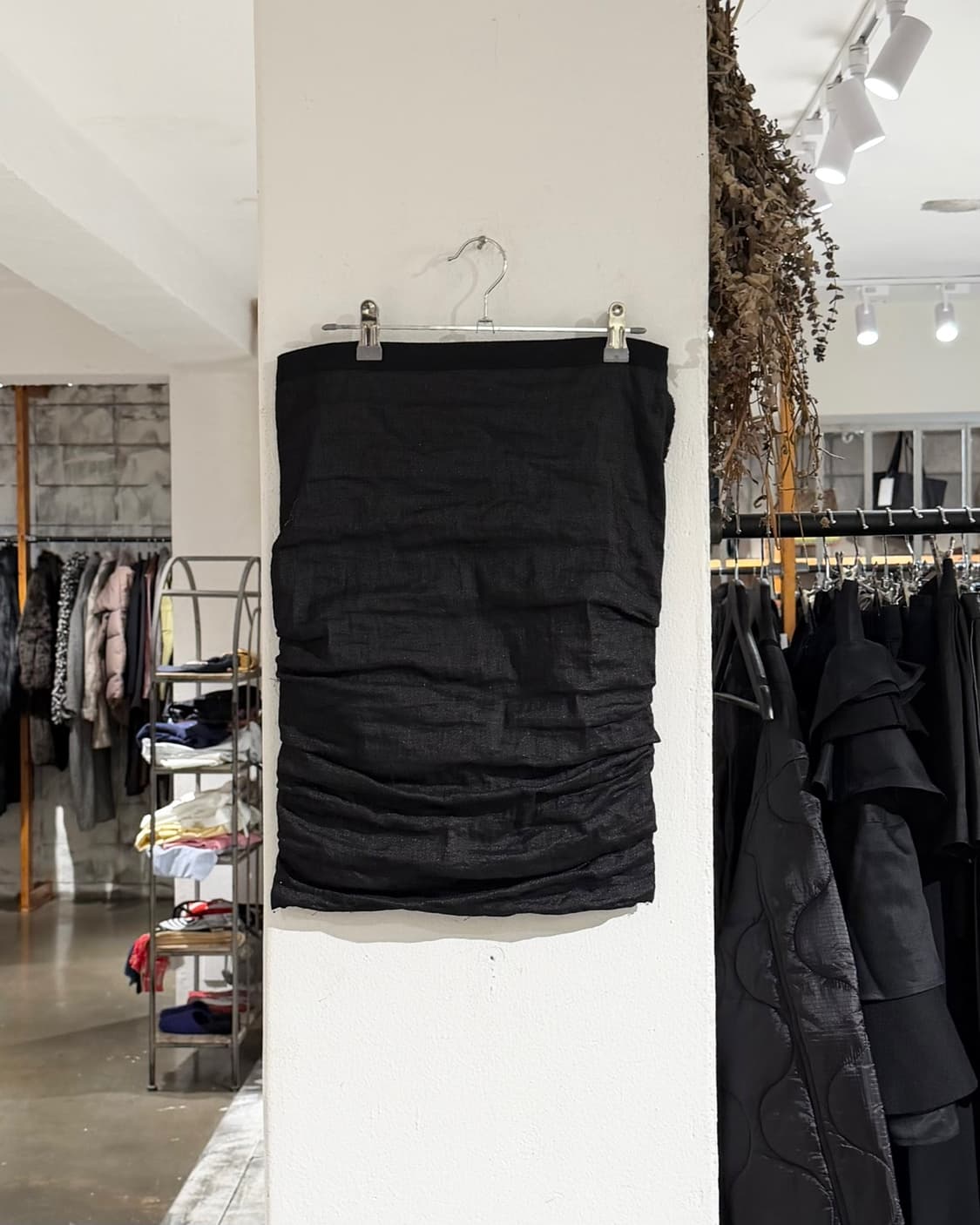 랑방 블랙 드레이프 미디 스커트 상품이미지1