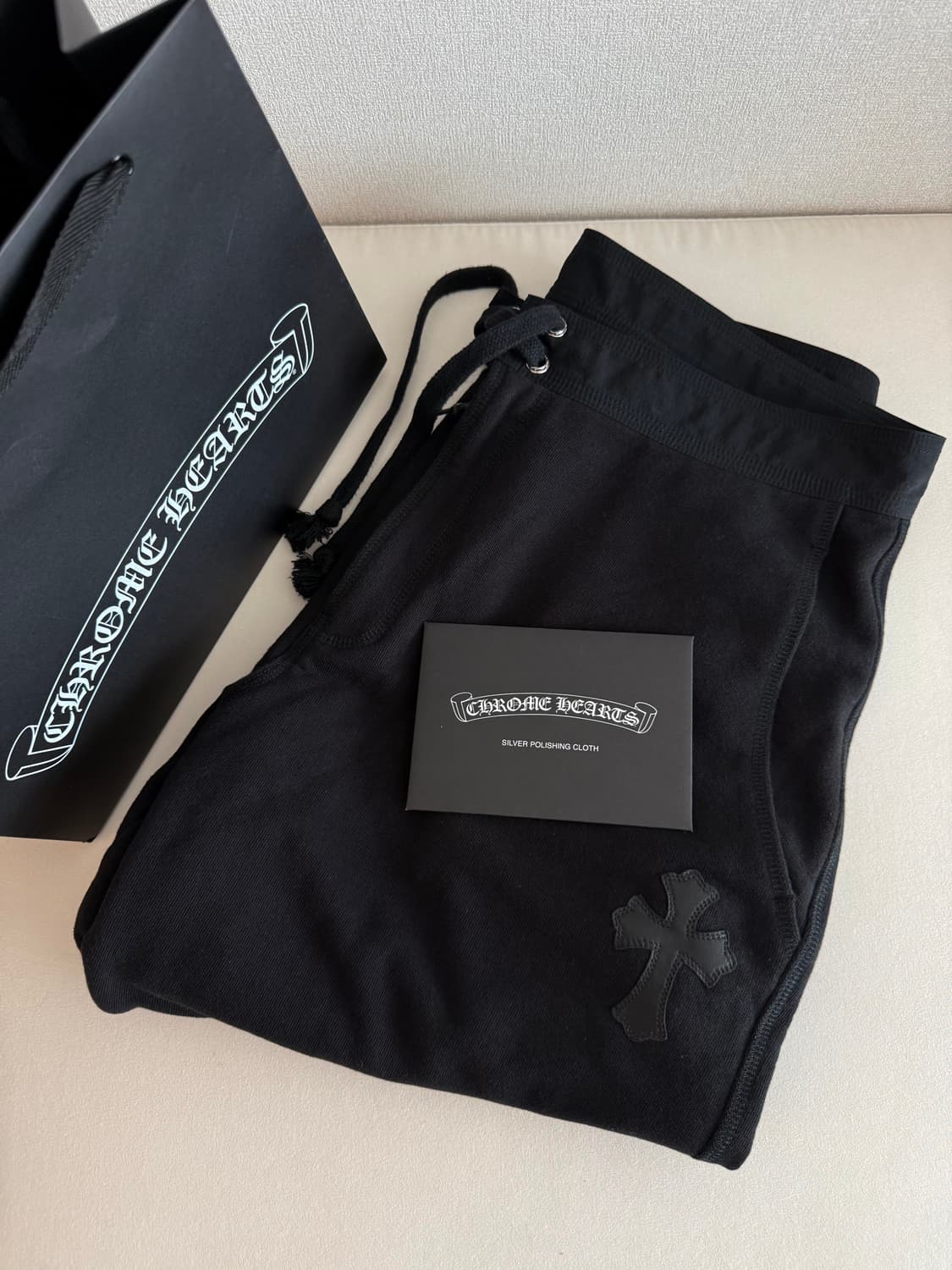 크롬하츠 크로스 레더 패치 스웨트쇼츠 블랙 상품이미지2