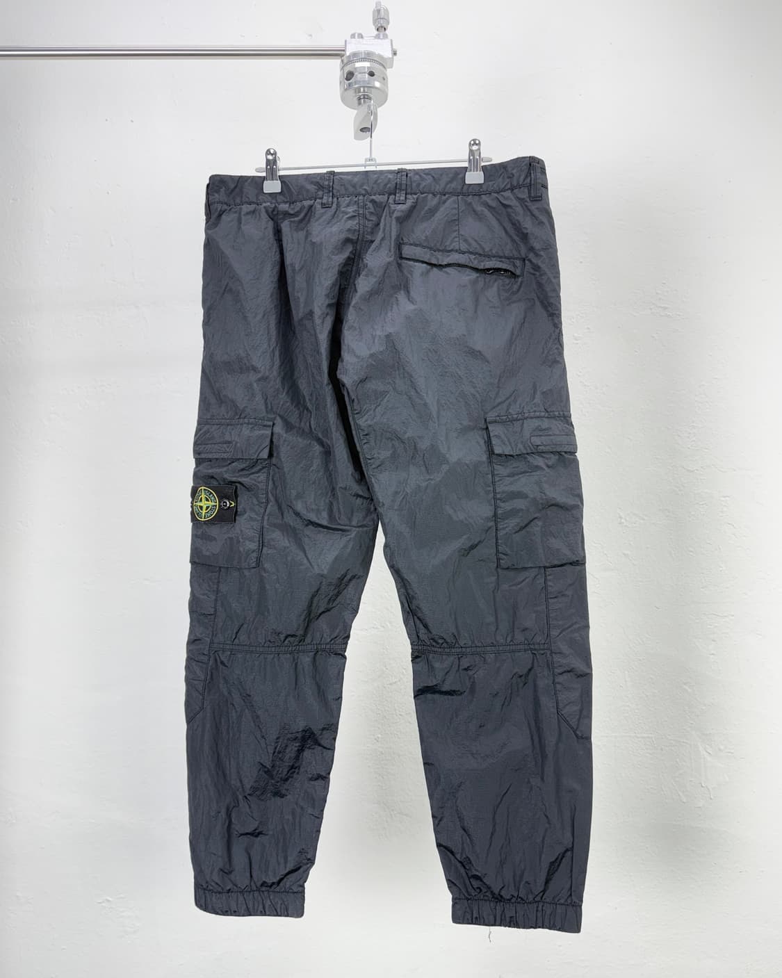 스톤아일랜드 20ss 블랙 나일론 메탈 시어서커 카고 팬츠 상품이미지6