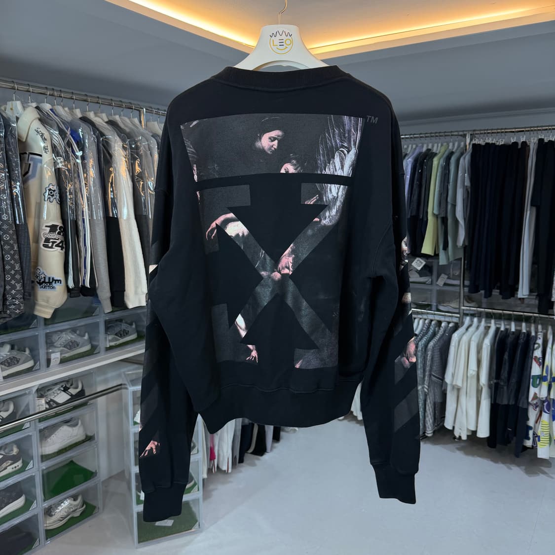 [리오브] 오프화이트 카라바지오 애로우 맨투맨 상품이미지1