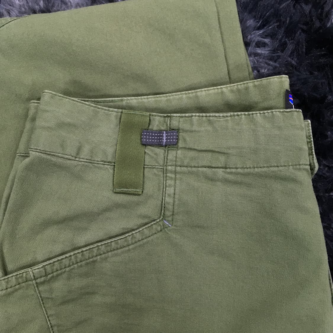 투티/0144 파타고니아 카키 팬츠 워크 실버 자수 로고 상품이미지5