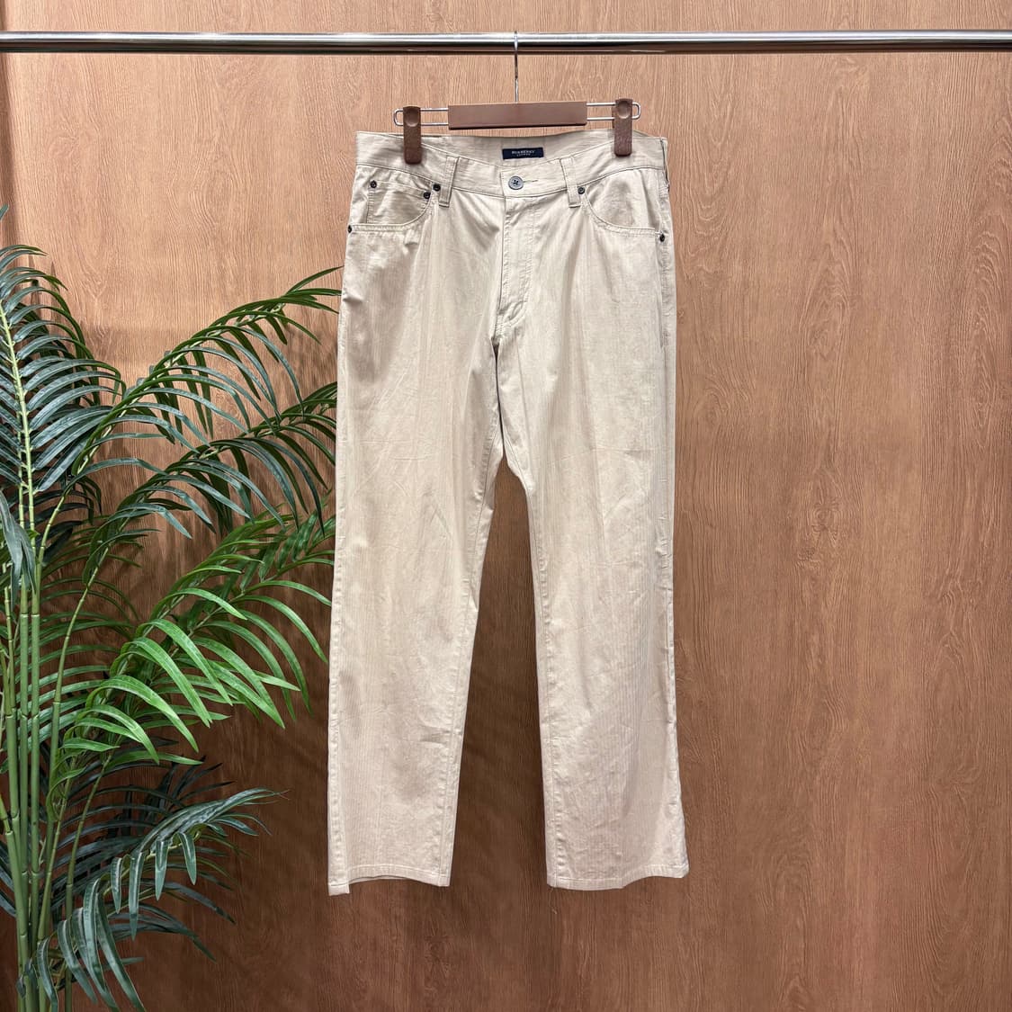 버버리 런던 코튼 스트레이트 팬츠 각인 버튼 레더 패치 디테일 베이지 상품이미지1