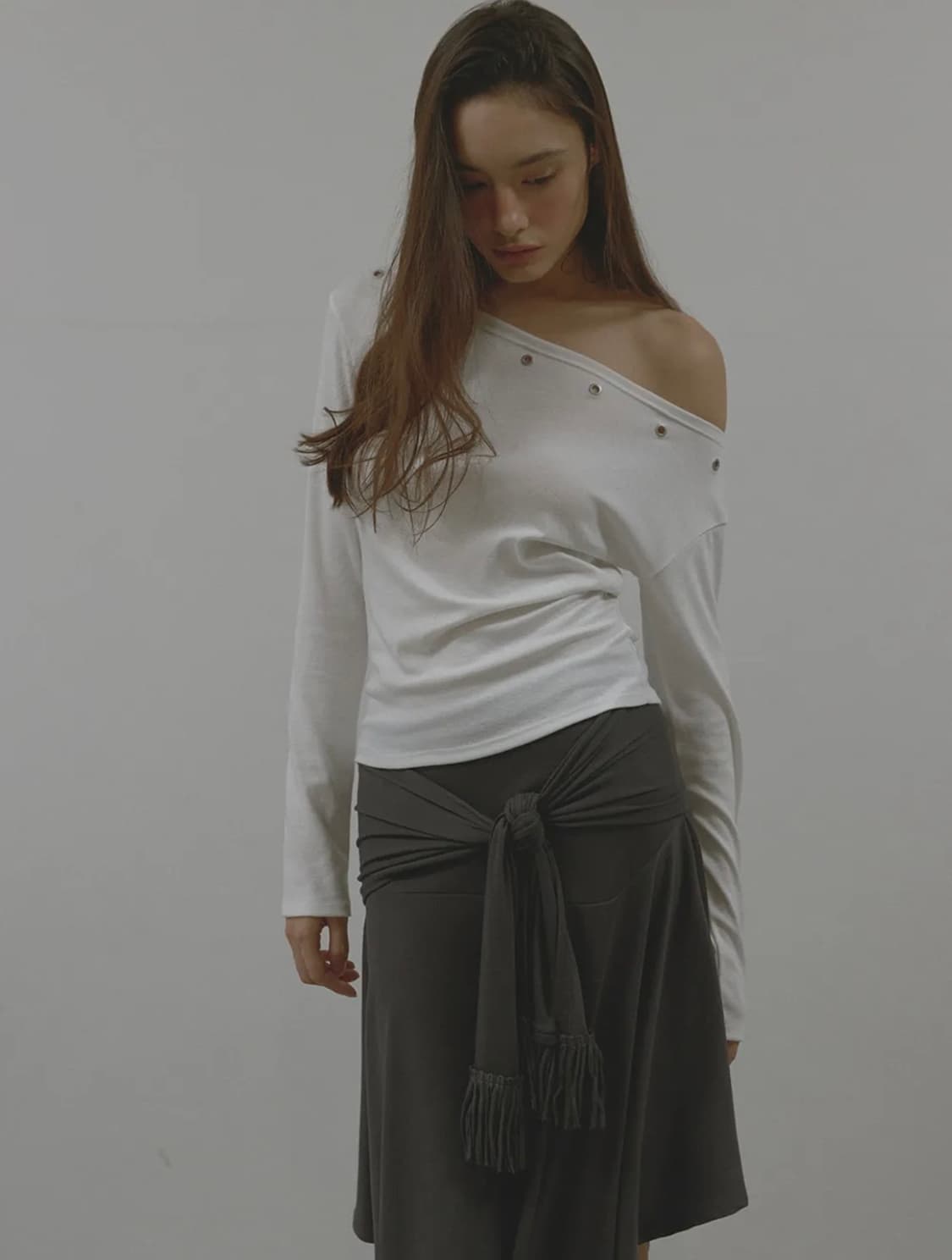 아수라 아일렛 원 숄더 롱 슬리브리스 티셔츠 아이보리 상품이미지2