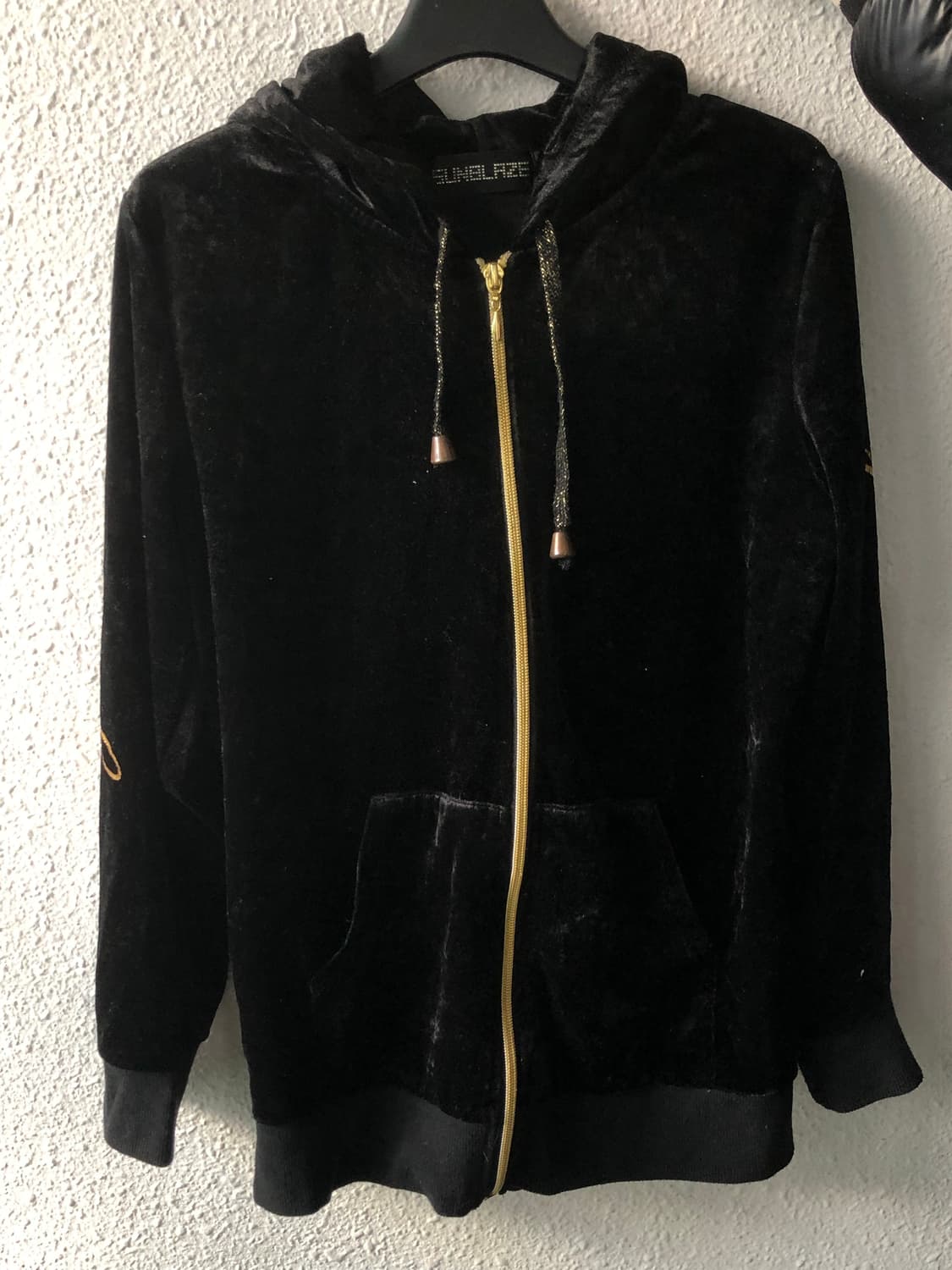 벨벳 금색 레터링 후드집업 상품이미지2