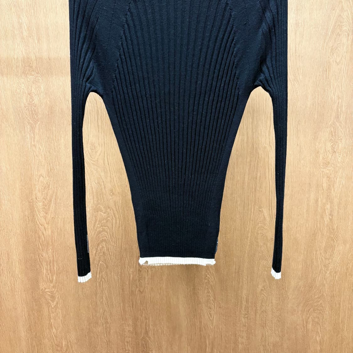 아르마니 진스 라운드넥 긴팔 니트 배색 시보리 마감 디테일 블랙 상품이미지5