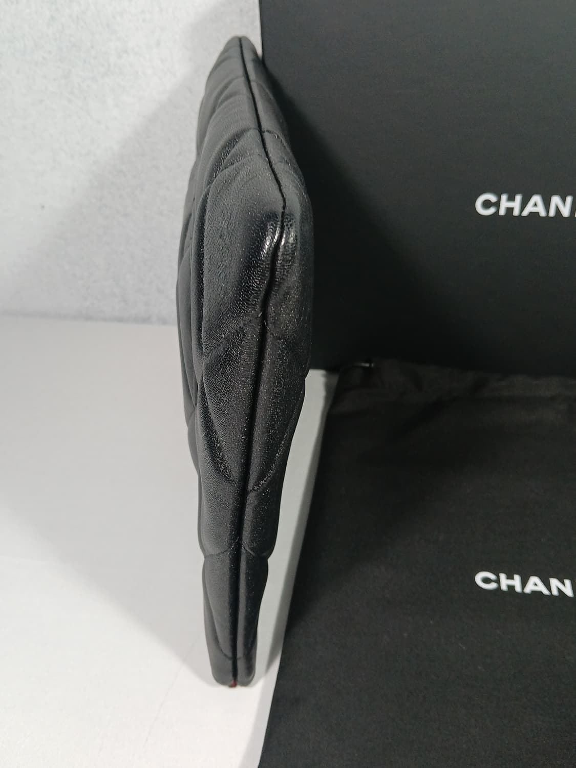 샤넬 19 클러치백 뉴미듐 AP0951 상품이미지7