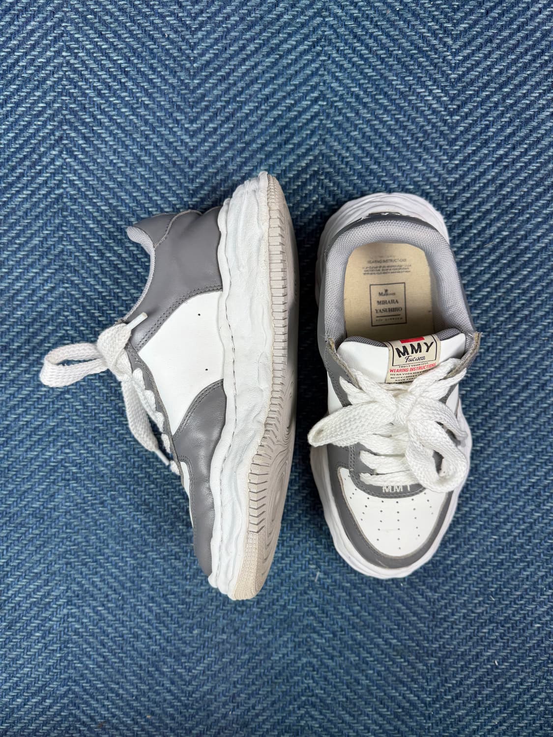 메종 미하라 야스히로 웨인 레더 로우탑 스니커즈 - 그레이/화이트 상품이미지2