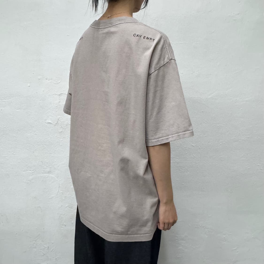 카브엠트(CAV EMPT) 22ss 라이트그레이 양면 자수 크루넥 반팔 상품이미지2