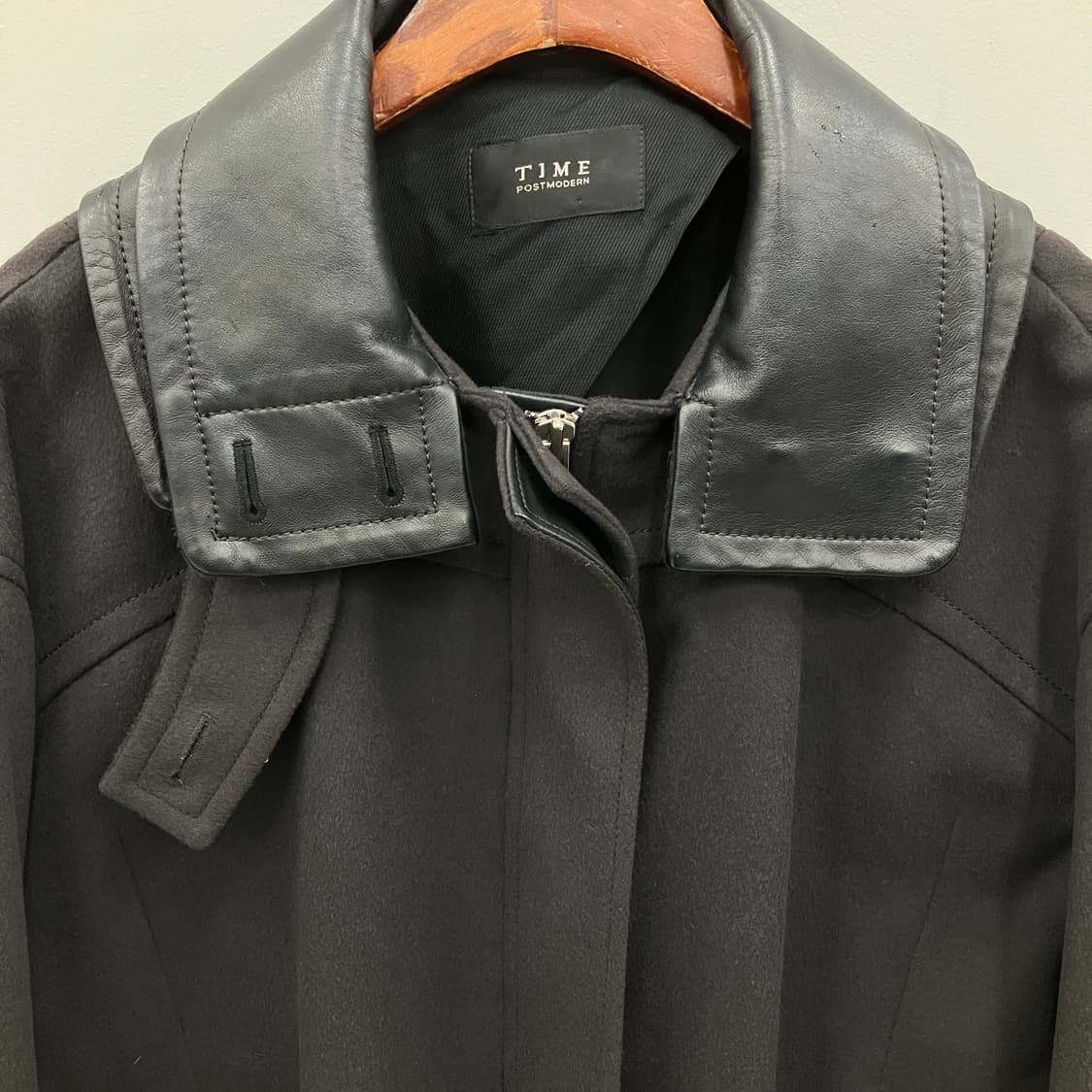 타임 차콜 캐시미어 혼방 가죽 하이넥 카라 싱글 롱 코트 상품이미지4