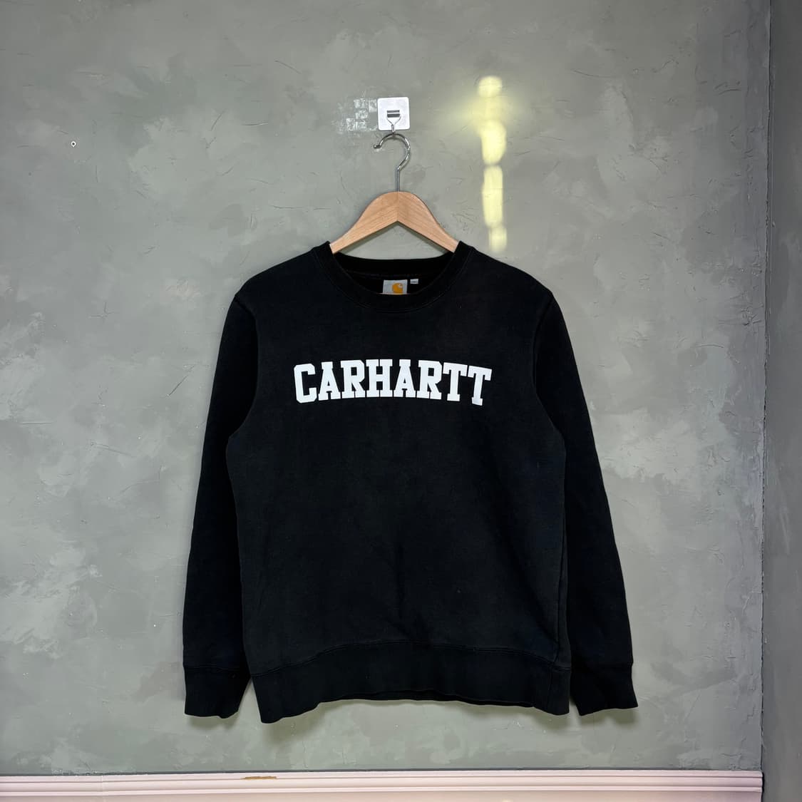 칼하트 빅로고 맨투맨 블랙 상품이미지1