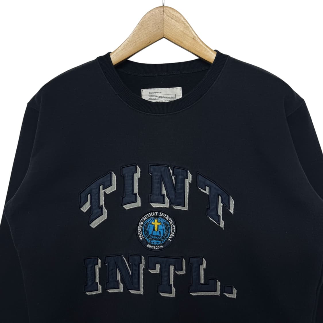 디스이즈네버댓 TINT INTL 로고 맨투맨 상품이미지2