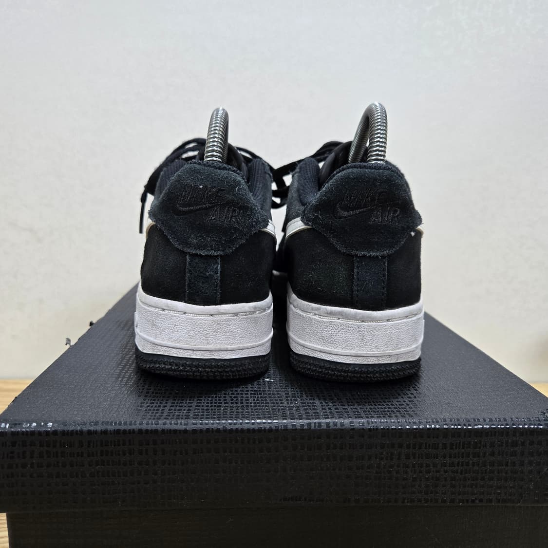 235 나이키 에어포스1 로우 검흰 스웨이드 상품이미지4