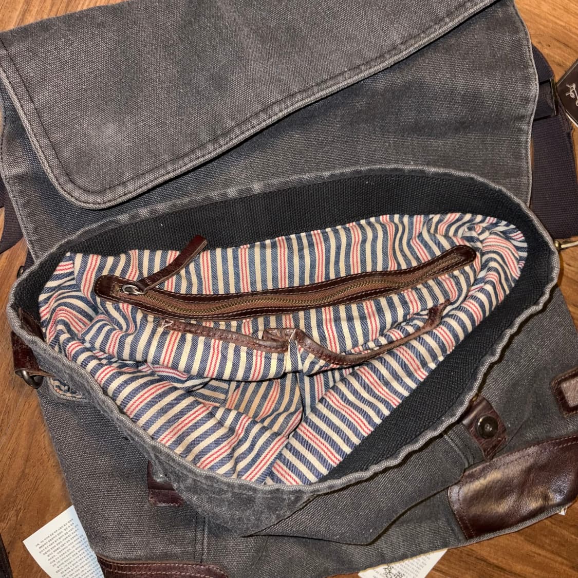 Tomy hilfiger denim messenger bag 상품이미지5