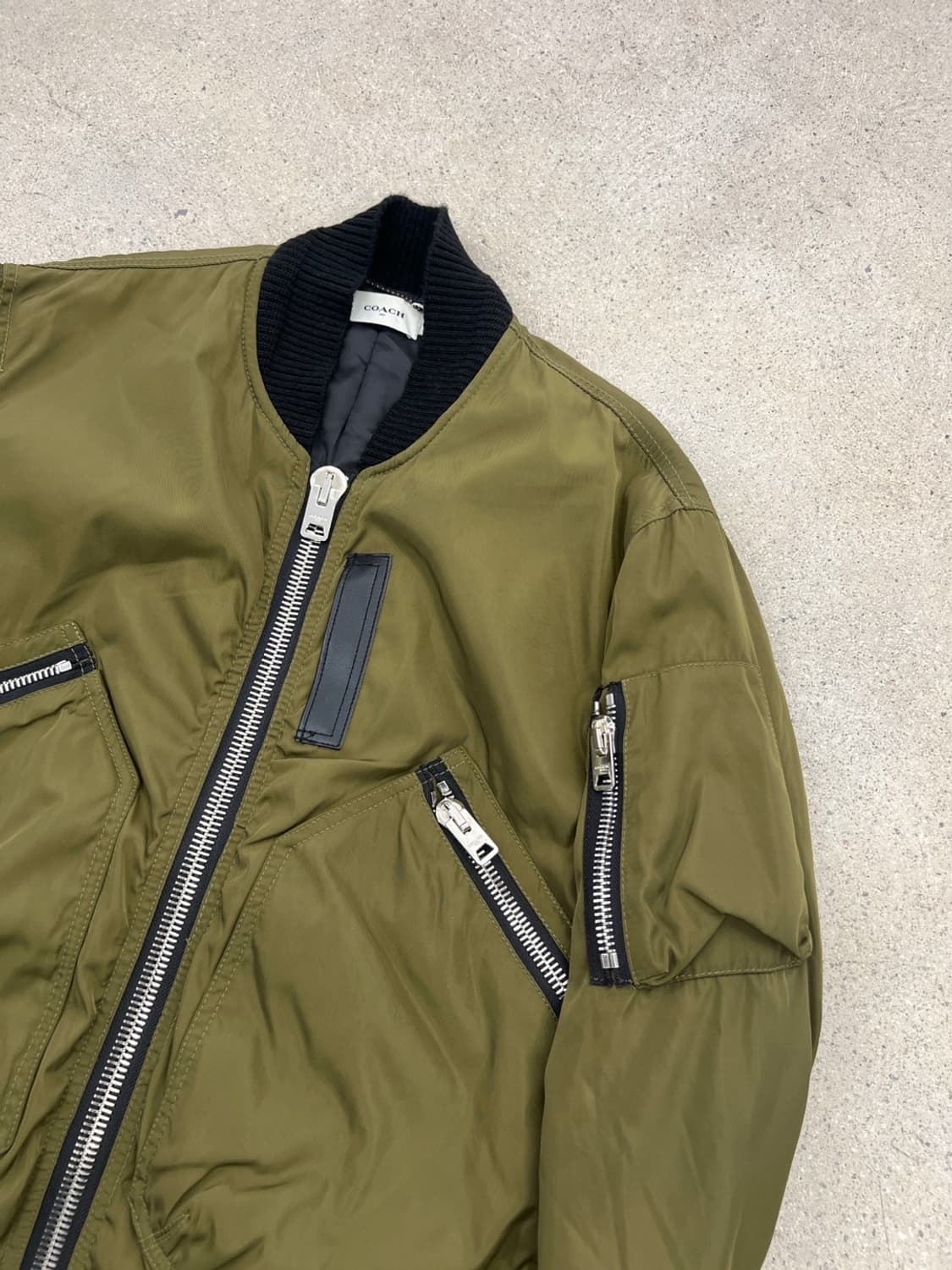 코치 올리브그린 나일론 봄버 자켓 상품이미지6