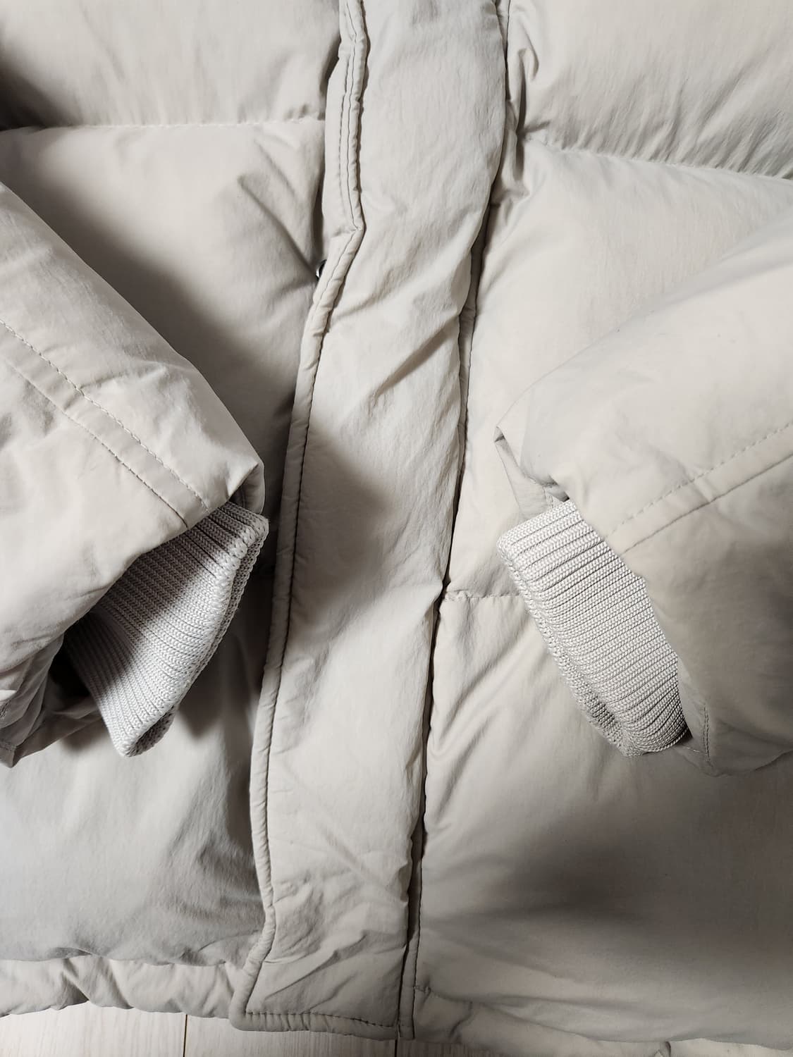 새상품급)지오다노 그레이 푸퍼 숏패딩 사이즈100(L)

여러 중고사이트 상품이미지4