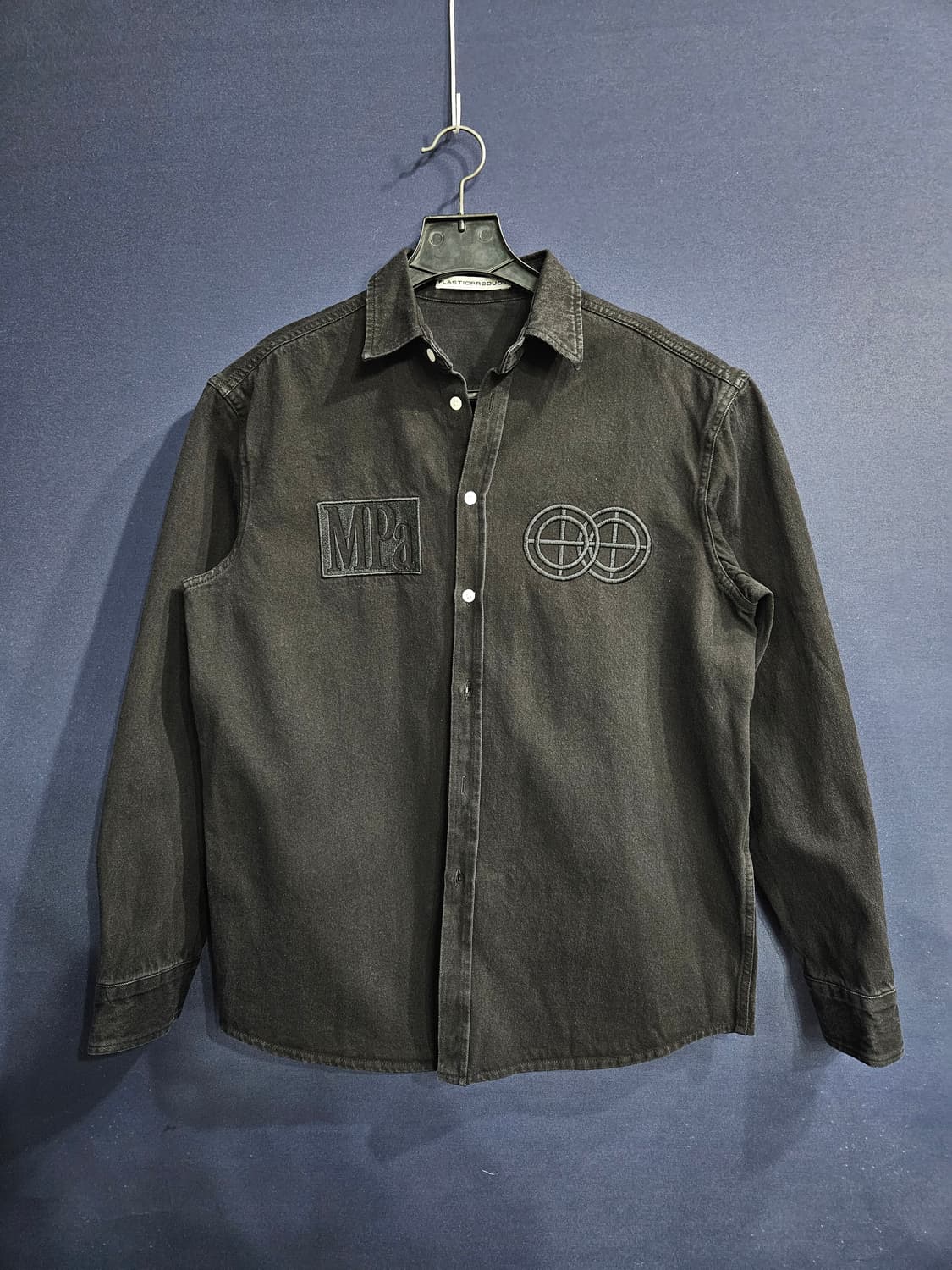 플라스틱 프로덕트 자수 블랙컬러 남성 오버핏 90~95 데님 긴팔셔츠  상품이미지1