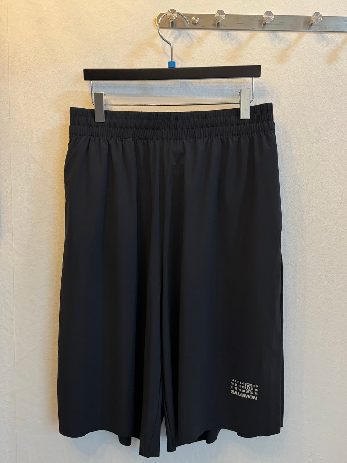 살로몬 X 마르지엘라 MM6 넘버 로고 나일론 쇼츠 블랙 상품이미지1
