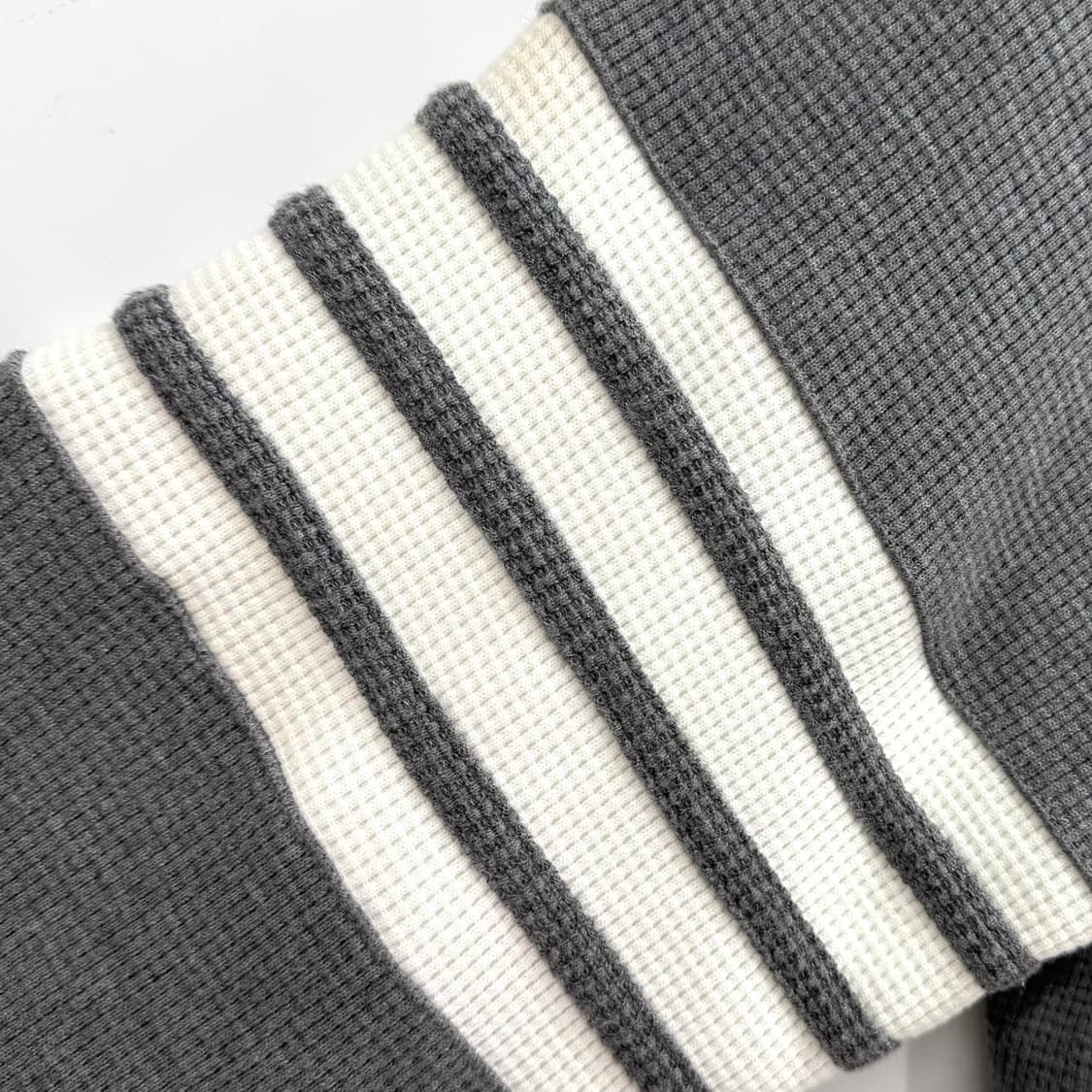 [4사이즈] 톰브라운 사선완장 맨투맨 그레이 (MJT205A) 상품이미지7