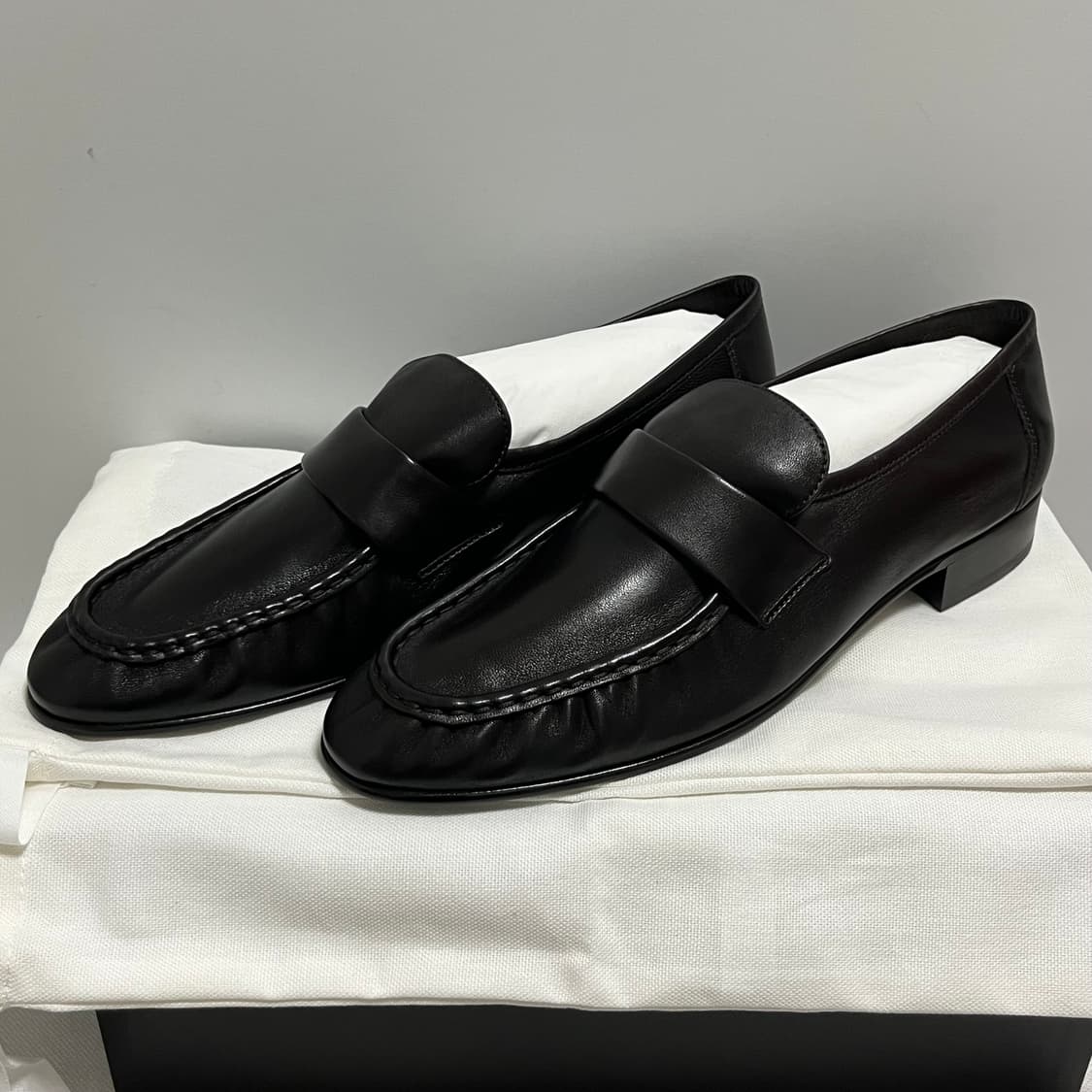 [42]더로우 26ss 소프트레더 로퍼/다크 브라운 상품이미지1