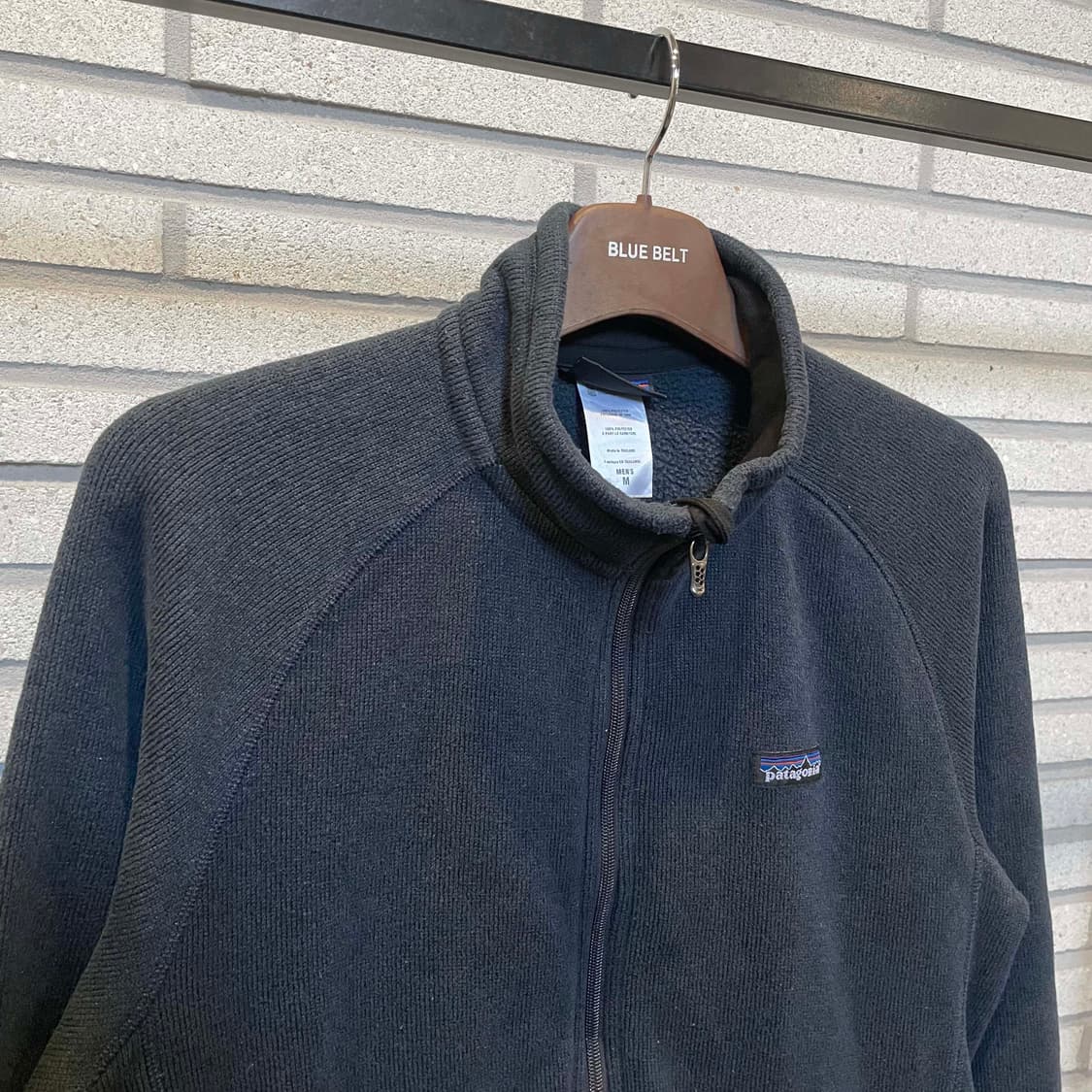 베터 스웨터 집업 자켓 하이넥 투포켓 로고 디테일 네이비 10% 할인 상품이미지4