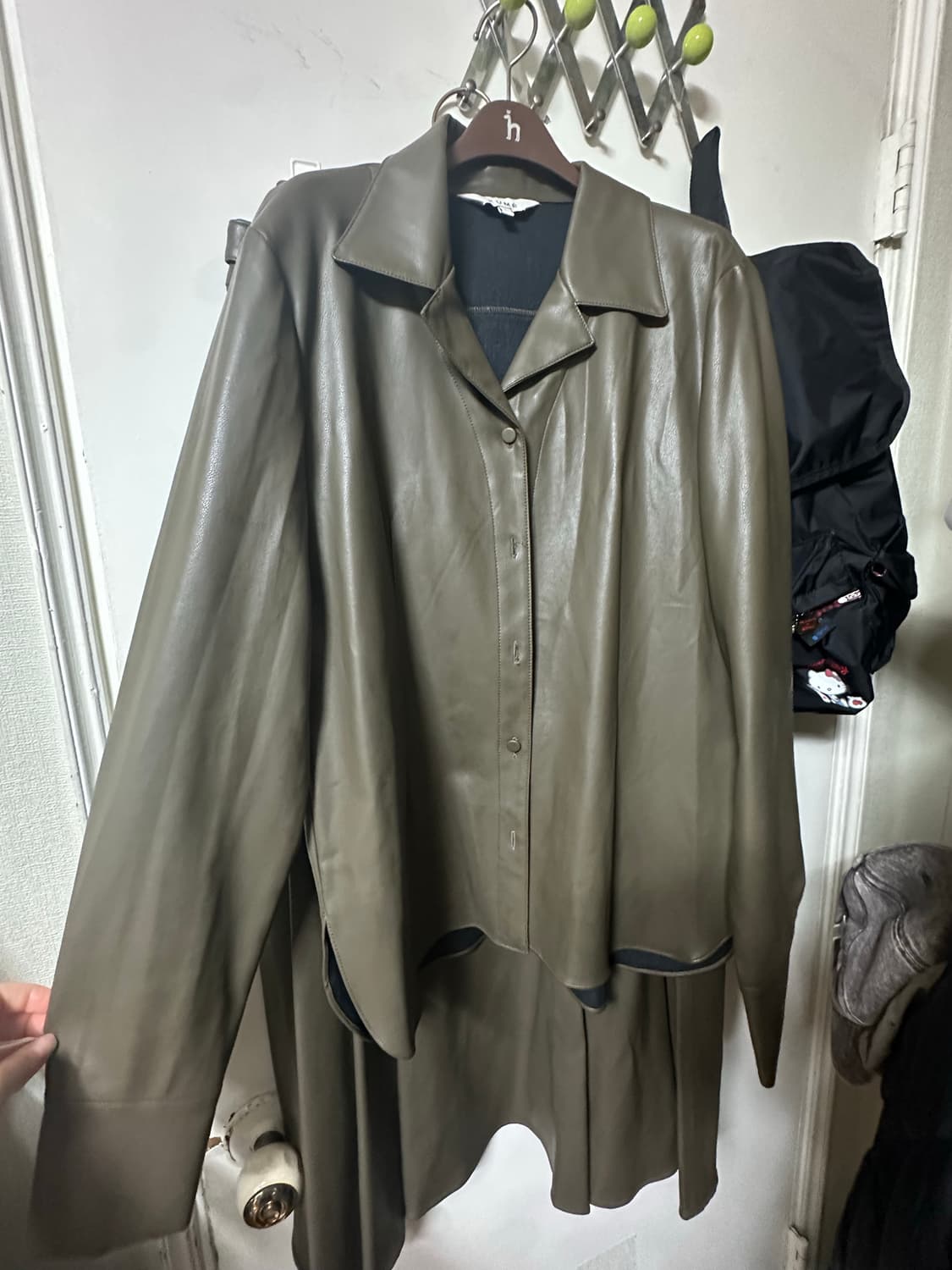 KUME_FAUX LEATHER BLOUSE, KHAKI 상품이미지5
