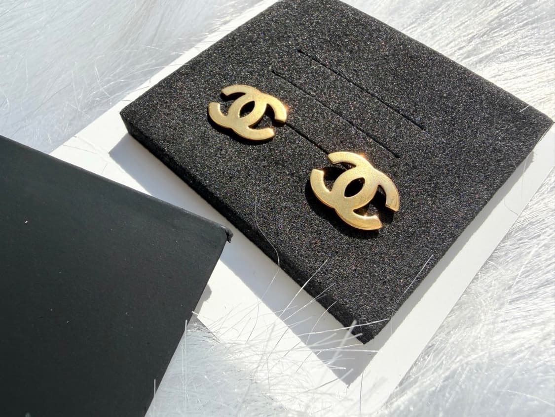 샤넬 심플 골드 이어링 상품이미지3