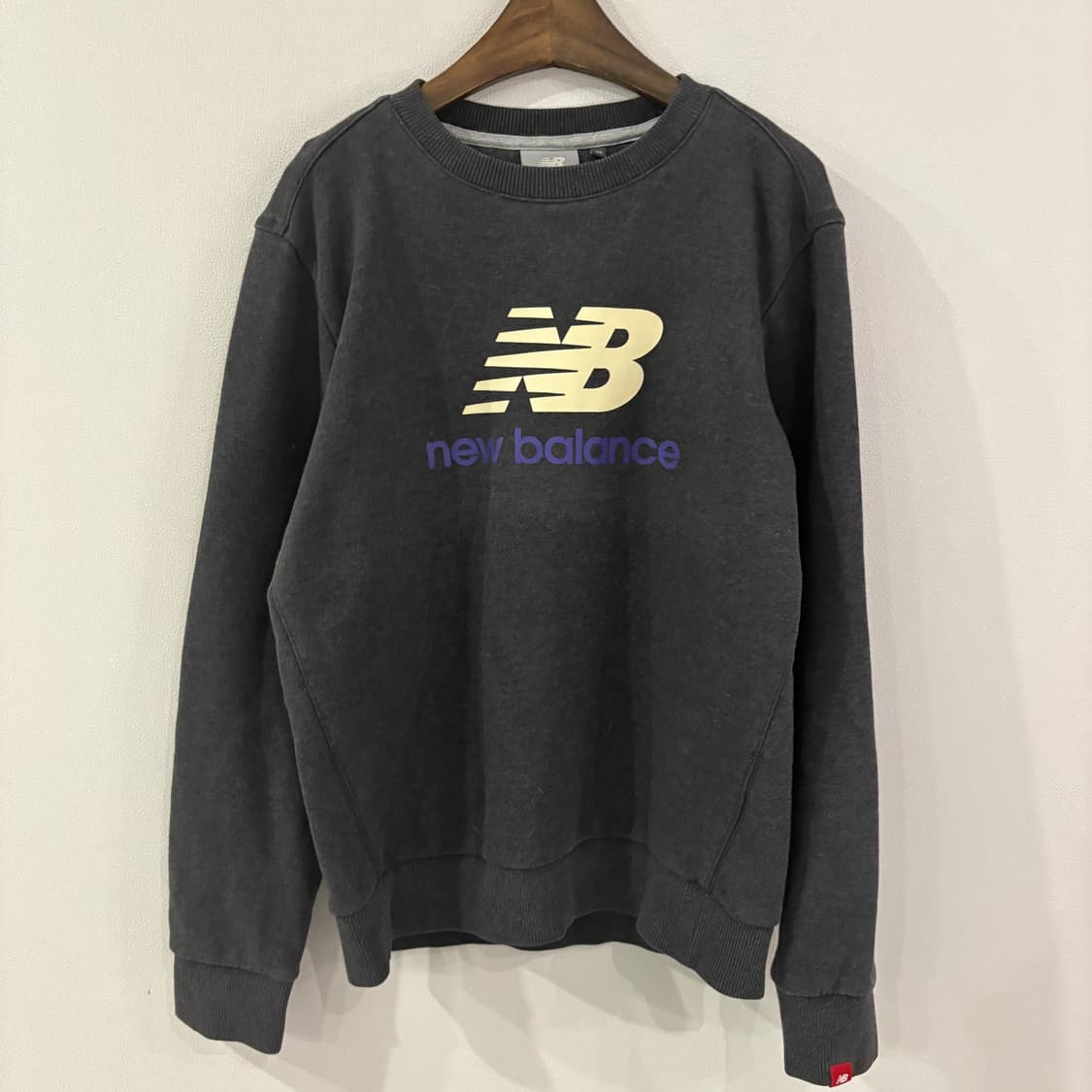 뉴발란스 맨투맨 티셔츠 차콜 90 상품이미지1