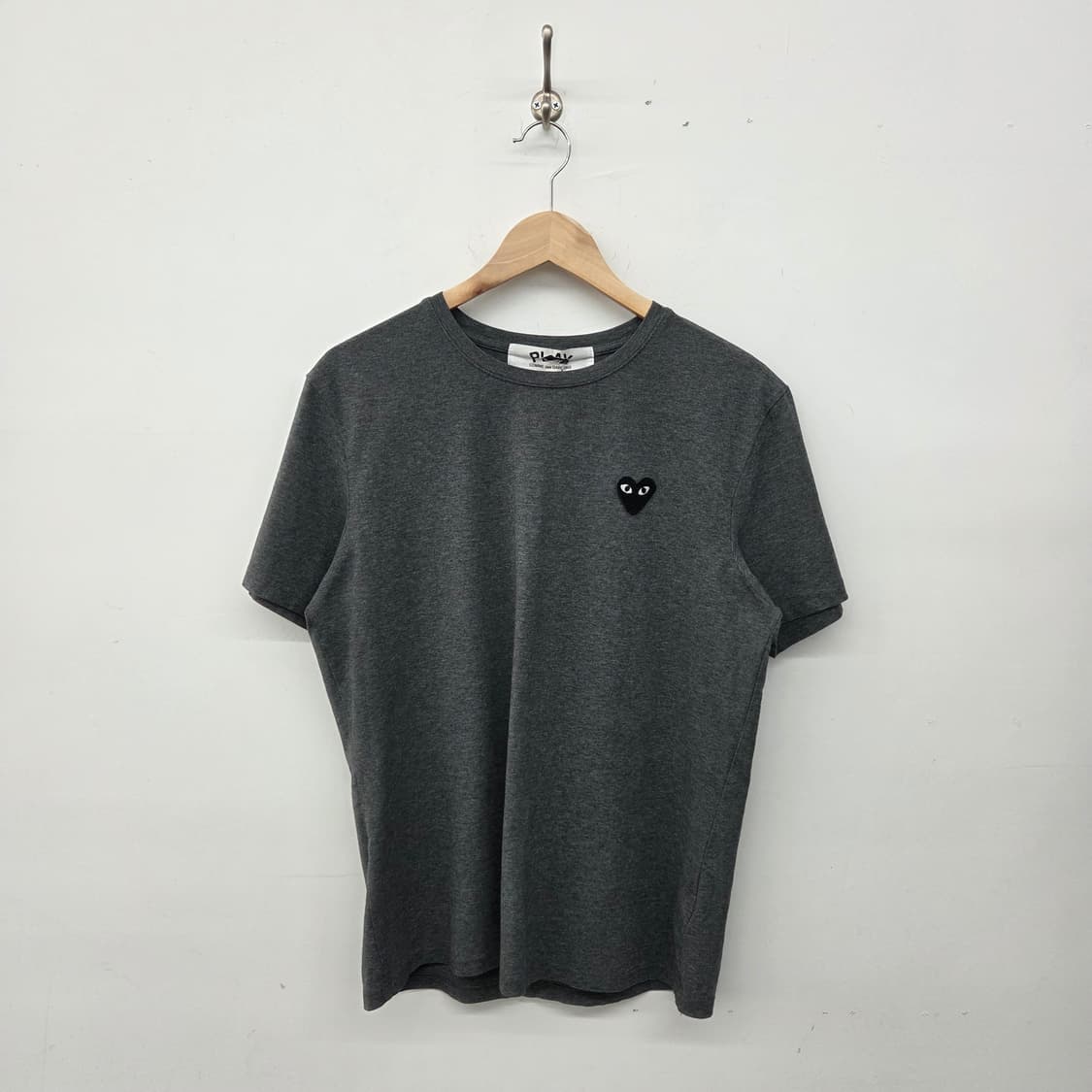 꼼데가르송 블랙 하트 반팔 티셔츠 차콜 여XL 상품이미지1