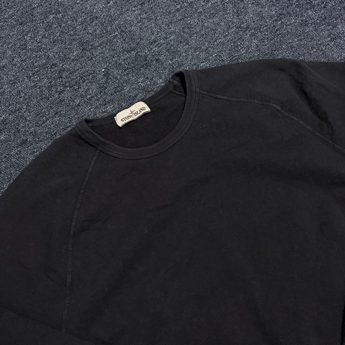 스톤아일랜드 와펜 맨투맨 블랙 상품이미지3