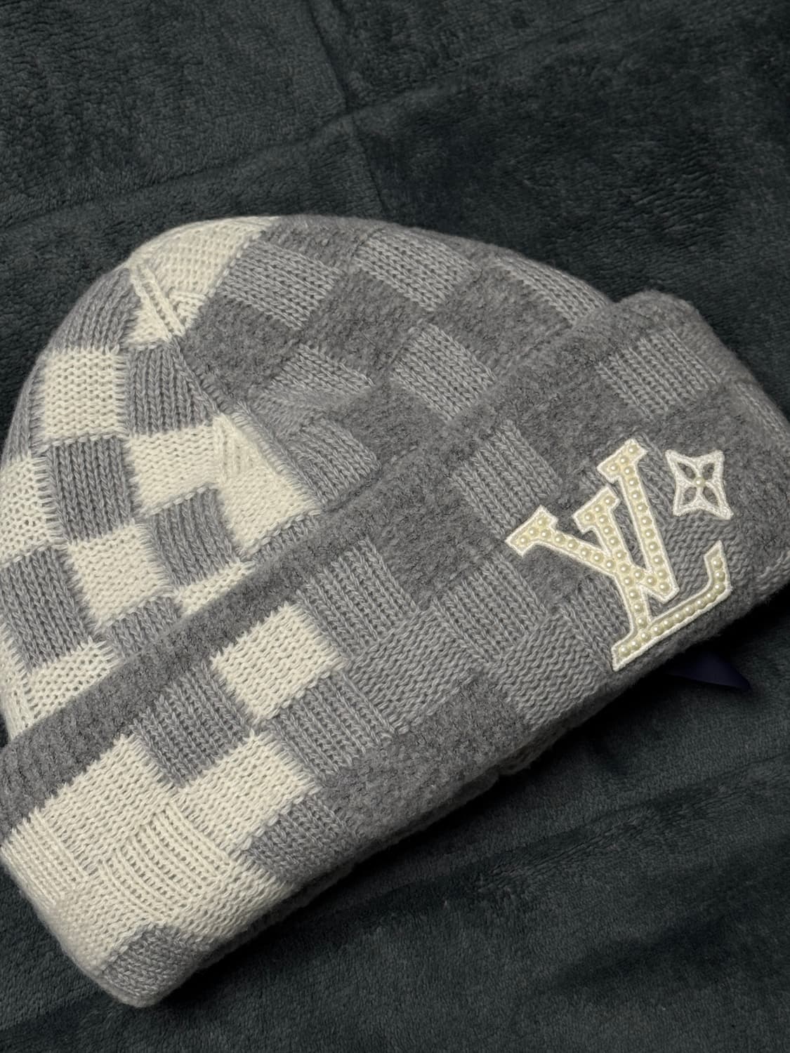 [OS] 루이비통 LV 크러시 다모플라주 펄 비니 라이트 그레이 상품이미지2