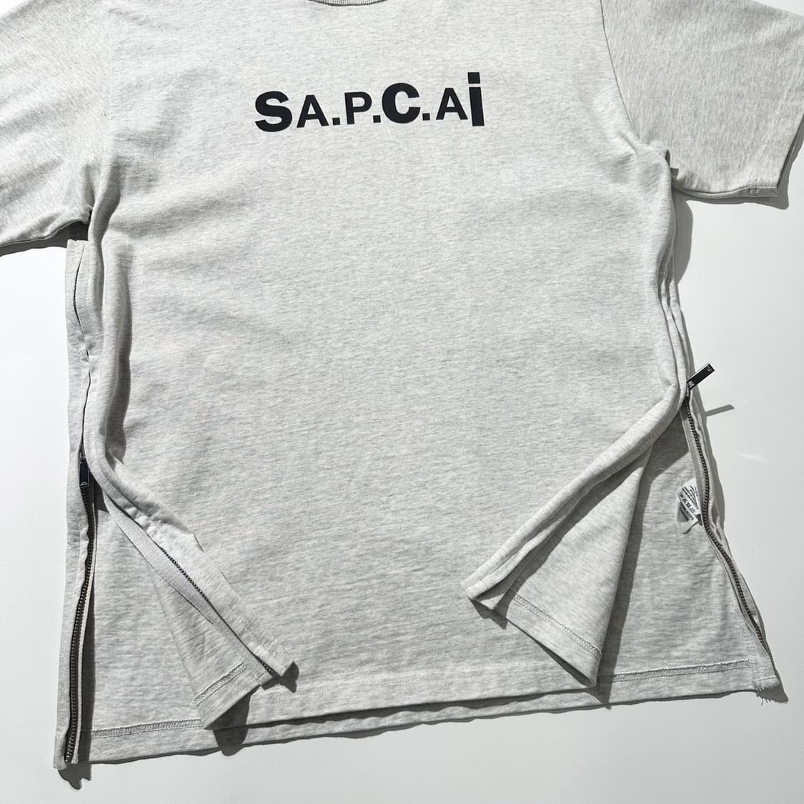 사카이 x 아페쎄 사이드 지퍼 반팔 티셔츠 상품이미지5