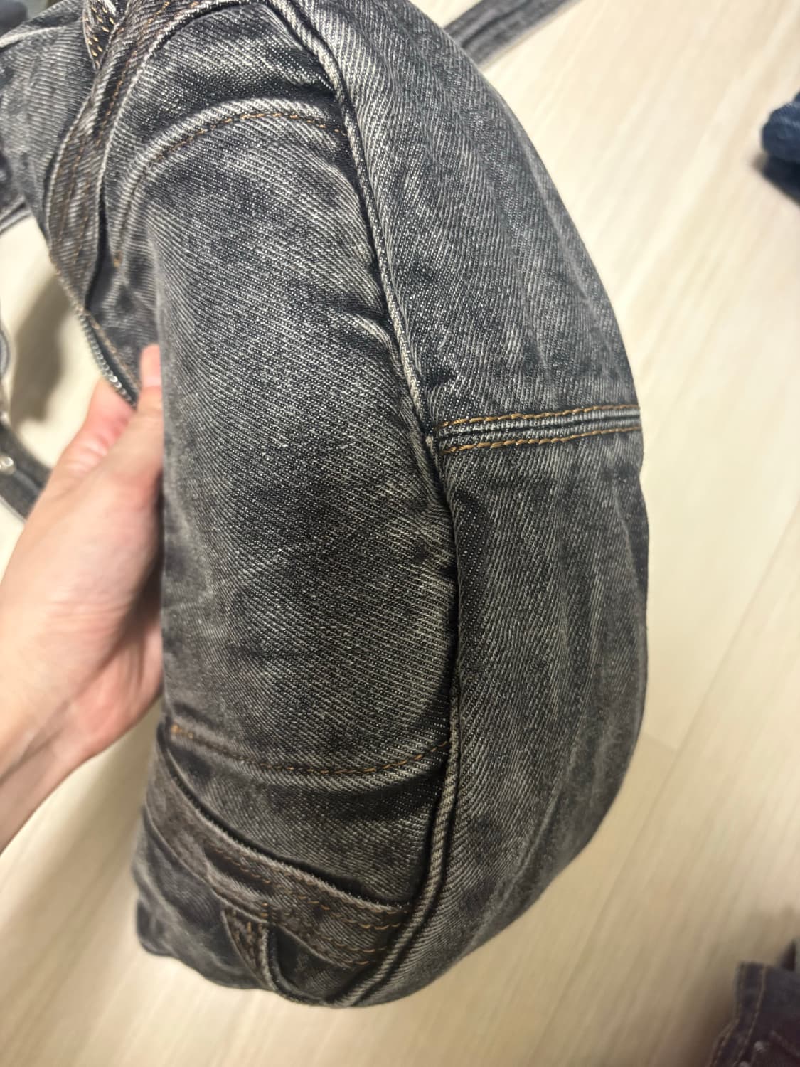 (새상품) 마뗑킴 빈티지 워싱 데님 미니 호보백 상품이미지5