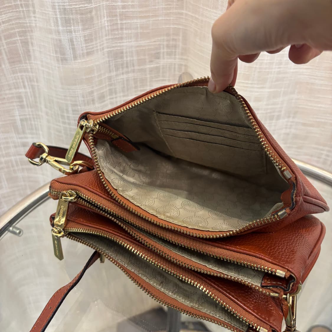 정품 마이클코어스 레더 크로스백     상품이미지8